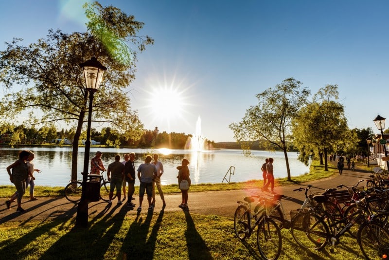 Boden alive, människor och cyklar i kvällssol