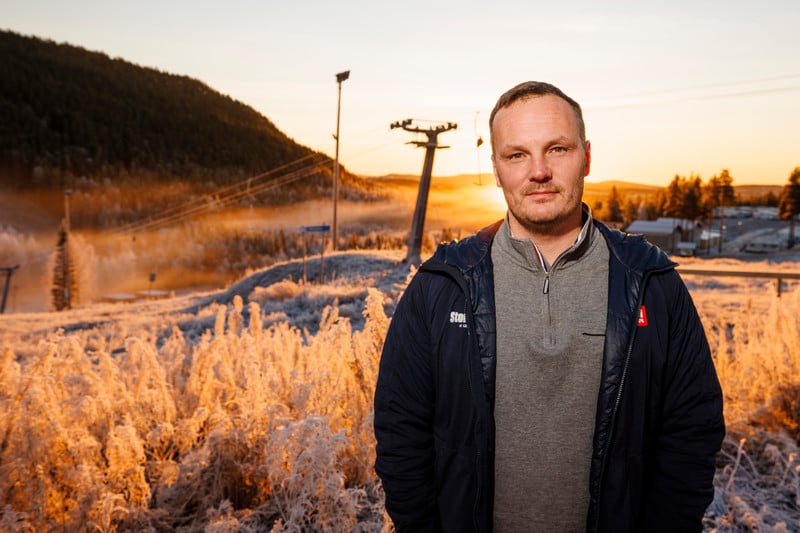 Tommy Eliasson Winter standing in front of the hill in Storklinten.