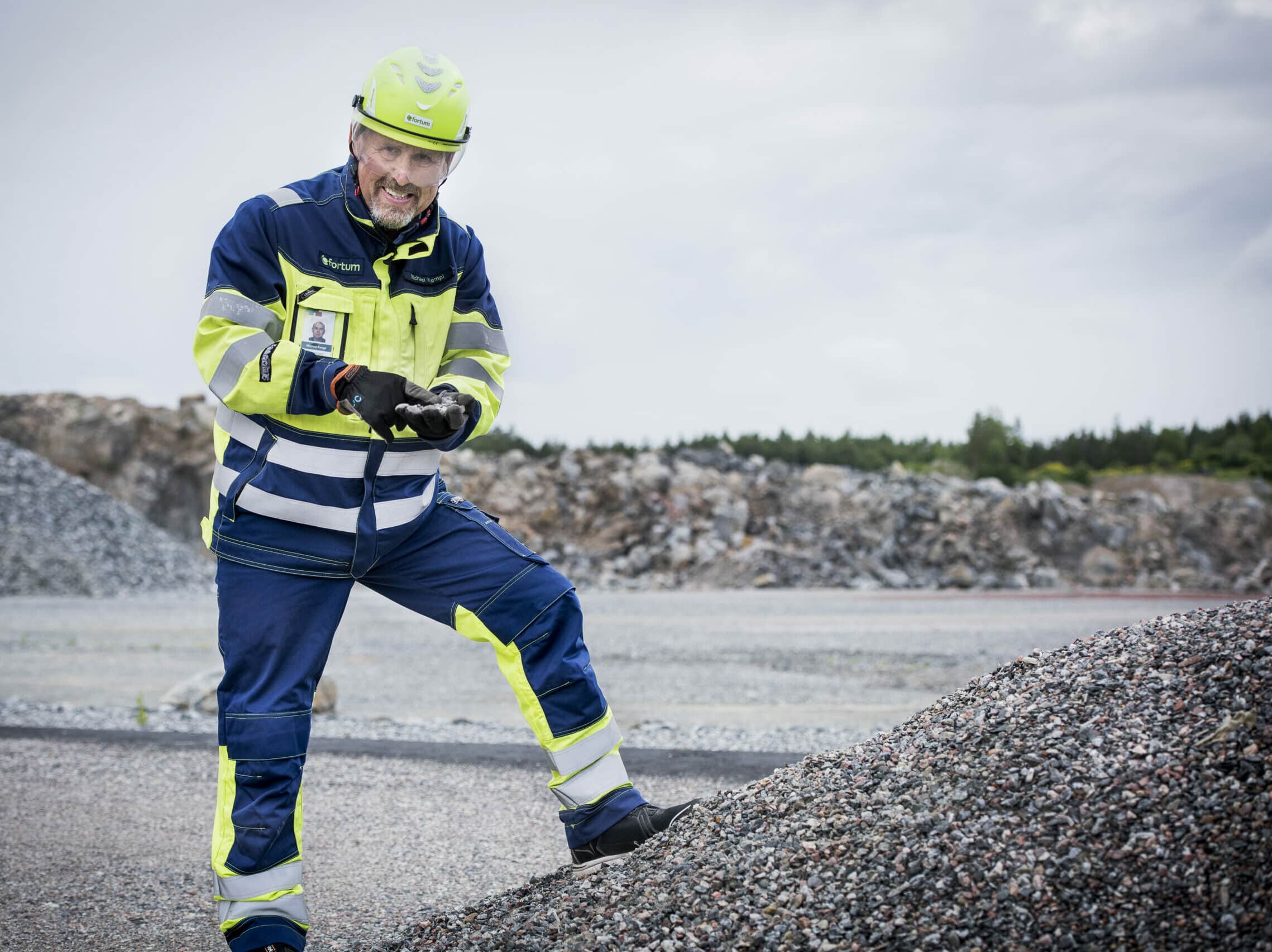 Michael Kempi, affärsutvecklare vid Fortum Waste Soluitions iklädd skyddskläder.