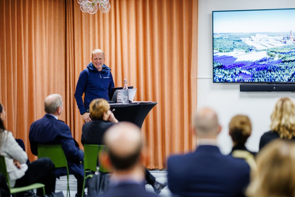 Man i medelåldern står och presenterar en powerpoint på Boden Business Park. Mannen är klädd i blå tröja och ler.