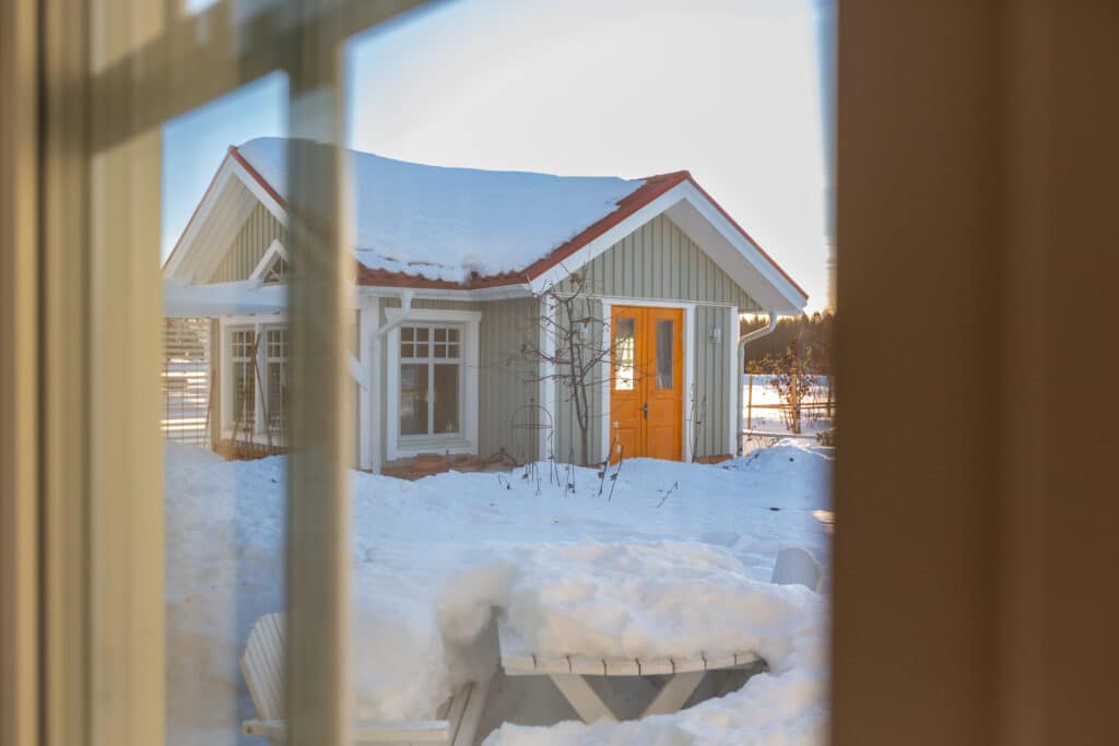 Orangery in snow on Solskensvägen in Sävast, settlers with green growth.