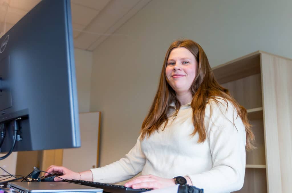 Young people are attracted to new jobs. My Gårdman at the computer