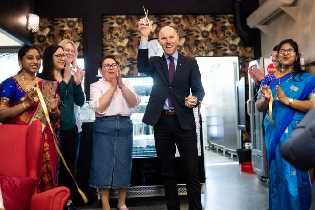 Invigning av Yalla Boden. Kommunalrådet Claes Nordmark klipper bandet.