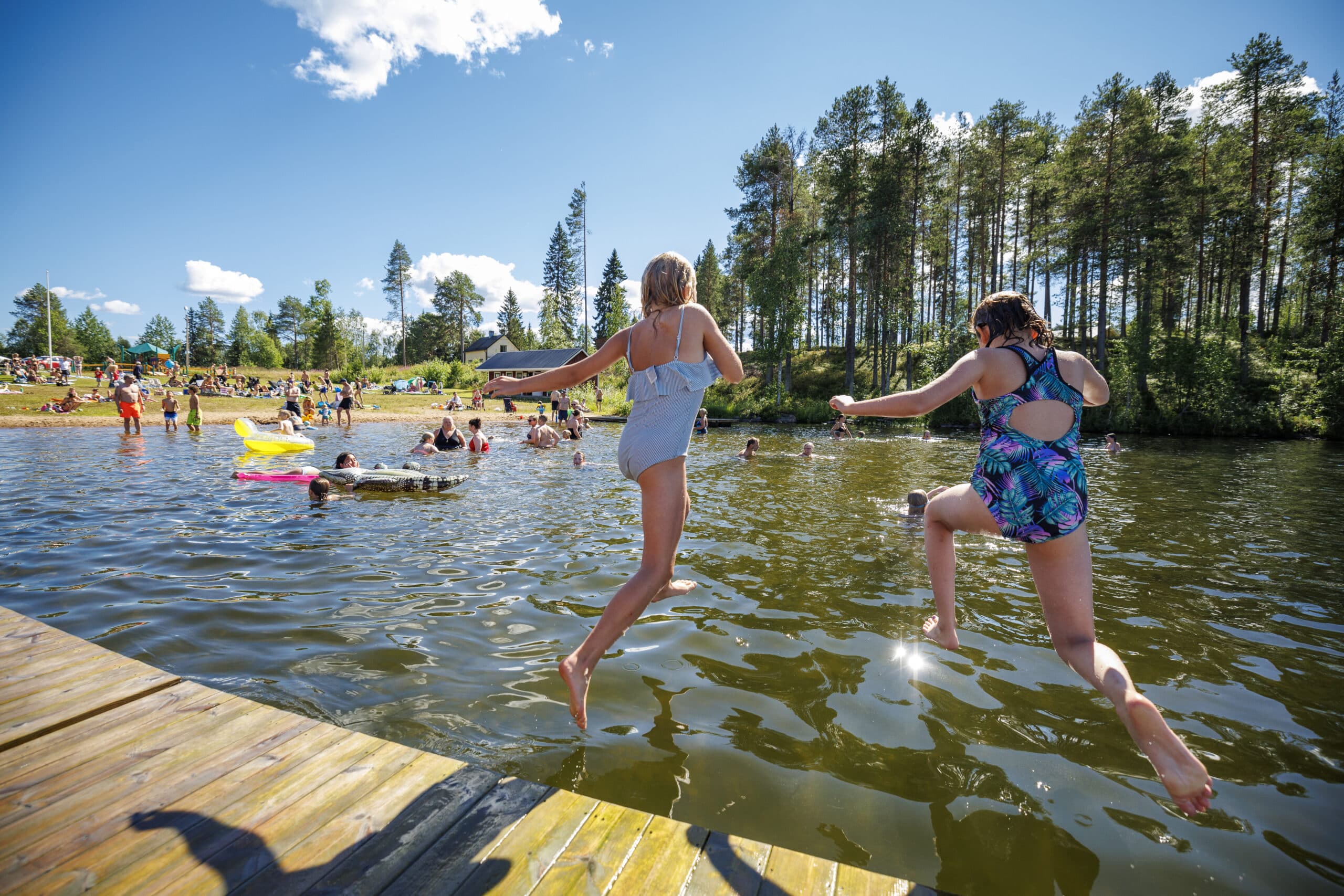 Tomtsläpp på landsbyggbden, badande barn i Sörbyn