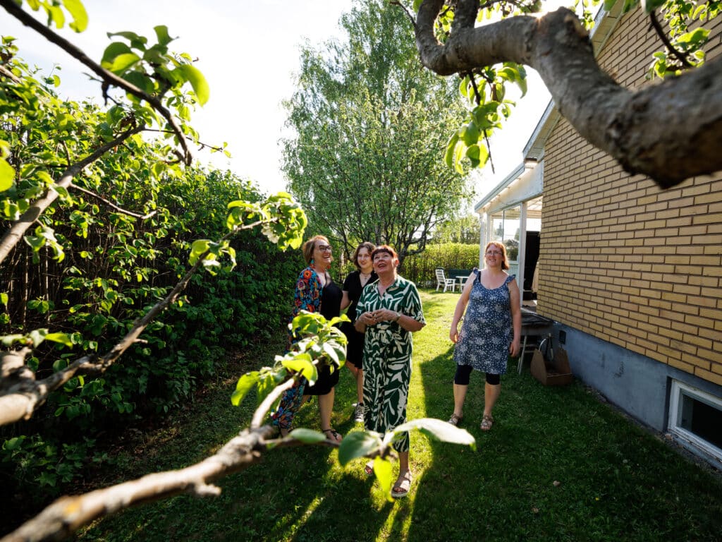 Grannar och trädgård med familjen Van Der Bijl