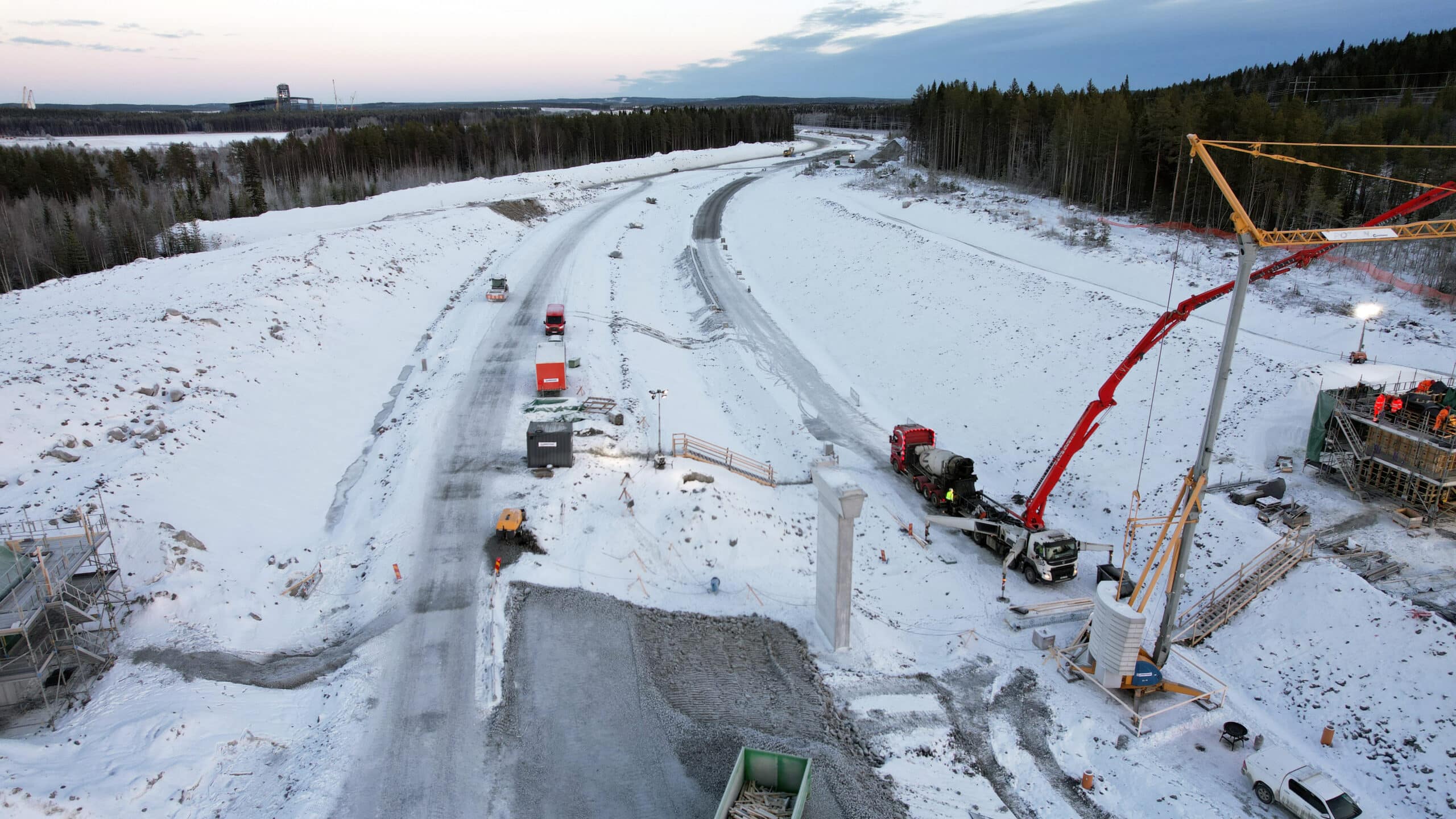 En vinterbild från ett infrastrukturprojekt i Boden. Byggarbetsplatsen visar en väg under konstruktion, med snötäckta omgivningar och arbetsfordon i arbete.