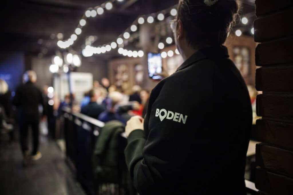 close-up of booth logo on the arm of international afterwork organizer in Boden